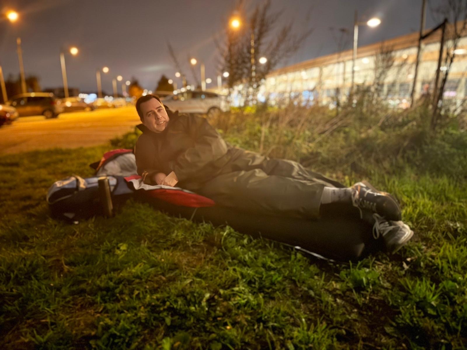 Wethouder Roeland Bol slaapt op werelddaklozendag buiten in Barendrecht. Initatief vanuit project Buut Vrij van De Overburen.